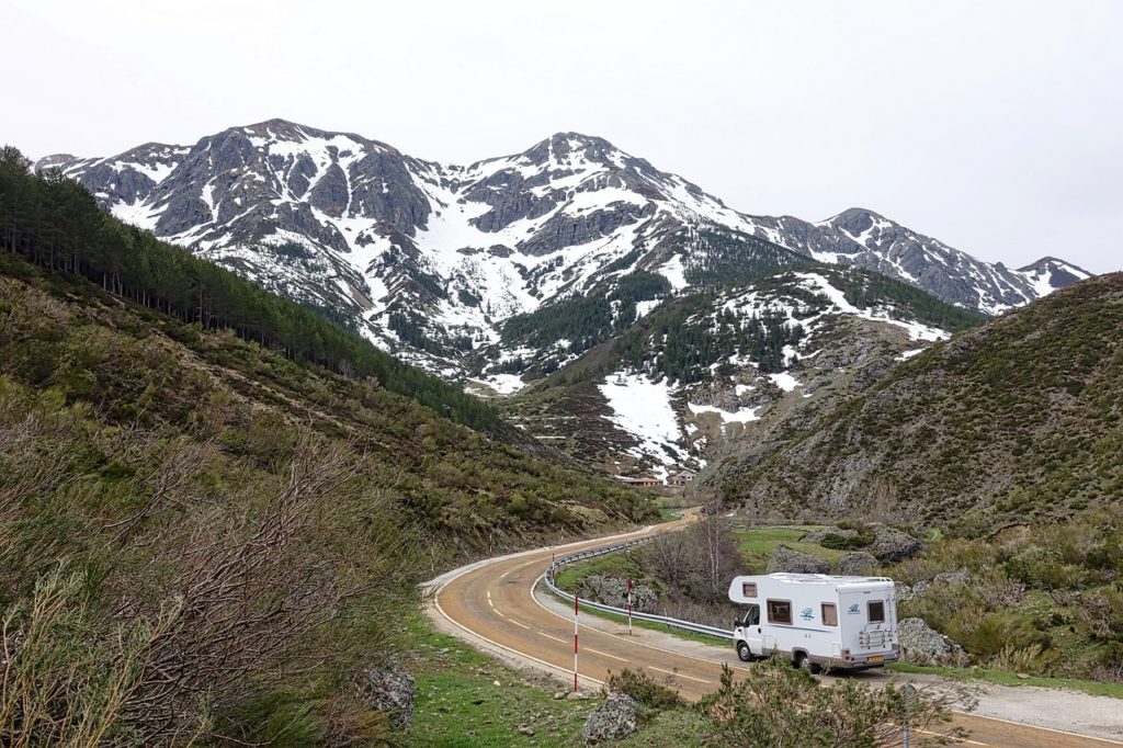 Autocaravana vs. Camper Guía Completa para Elegir el Vehículo de Viaje Perfecto