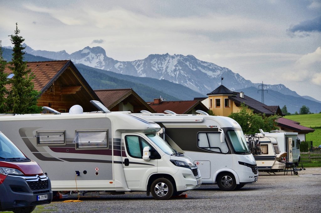 Autocaravana vs. Camper Guía Completa para Elegir el Vehículo de Viaje Perfecto