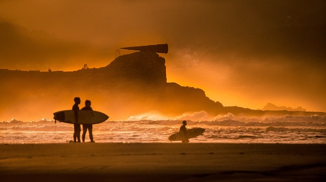 Las mejores playas para hacer surf viajando en autocaravana